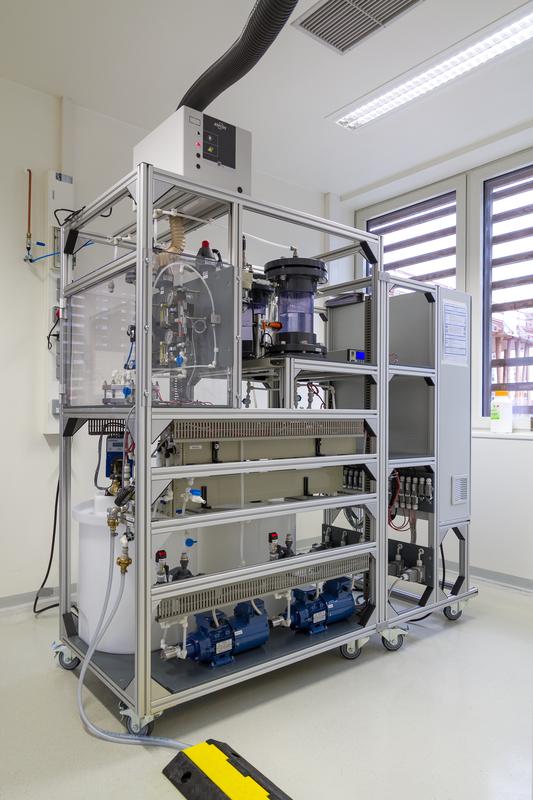 The electrolyzer developed in the CELBICON project at Fraunhofer IGB synthesizes formic acid from atmospheric CO2.