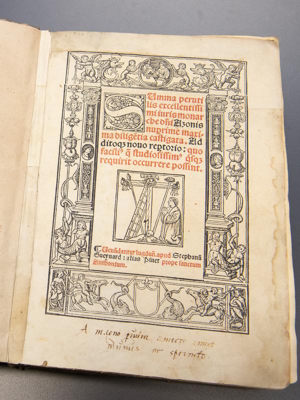 Azo Portius‘ „Summa perutilis“: Die gedruckte Ausgabe aus dem Jahr 1523 ist ins Institut für Römisches Recht und Vergleichende Rechtsgeschichte der Universität Bonn zurückgekehrt. 