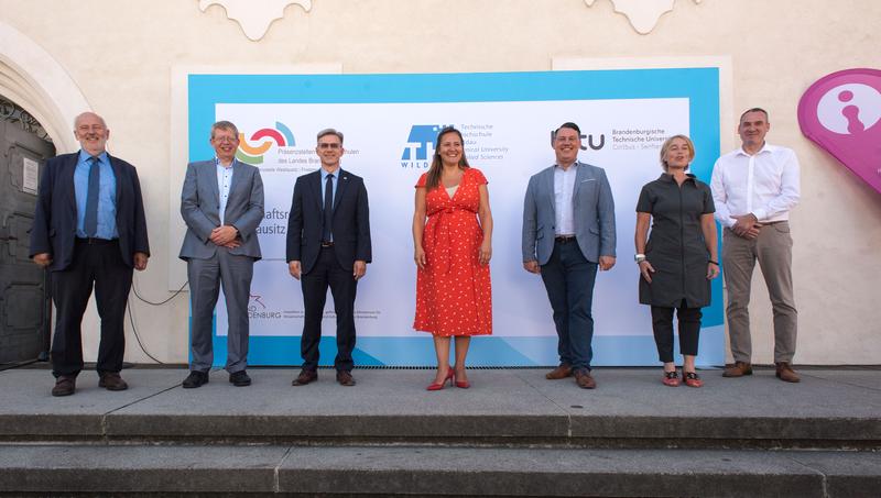 Vertreter*innen der Hochschulen, des MWFK und der Städte des Regionalen Wachstumskerns Westlausitz bei der Eröffnungsveranstaltung vor dem Rathaus Finsterwalde