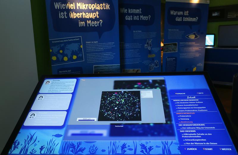 Die Wanderausstellung „Bunt, klein, überall. Mikroplastik – Vom Fluss ins Meer“ setzt auf moderne interaktive Technik, um Besuchern einen Einblick in die aktuelle Mikroplastikforschung zu geben.