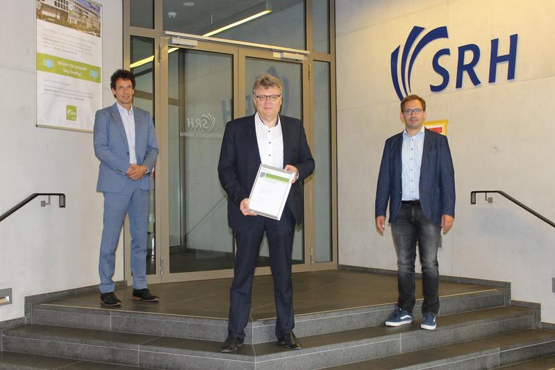 Übergabe der Urkunde an der SRH Hochschule Hamm, v.l.: Prof. Dr. Lars Meierling, Prof. Dr. Karl-Georg Steffens, Prof. Dr. Claus Wilke