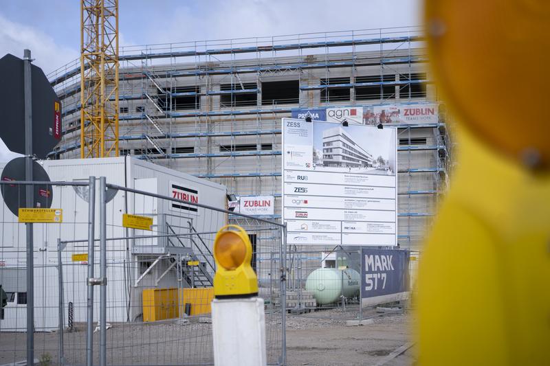 Ein Teil des ehemaligen Opelgeländes in Bochum wird zum Innovationscampus. Das erste Gebäude errichtet dort die Ruhr-Universität Bochum mit dem Forschungszentrum Zentrum für das Engineering Smarter Produkt-Service-Systeme