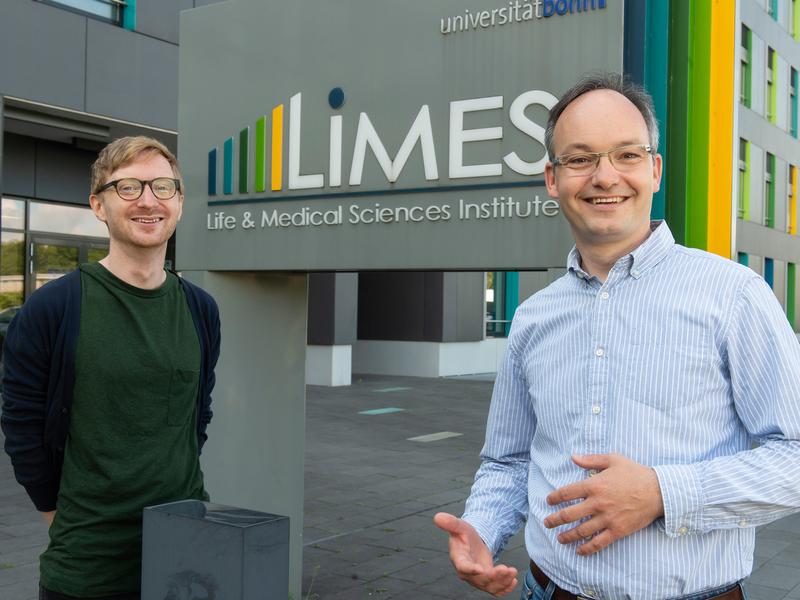 Adjunct professor Dr. Lars Kürschner (right) and Mario Lauterbach (left) in front of the LIMES Institute of the University of Bonn. 