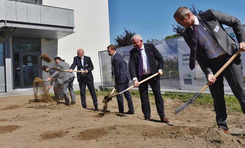 Gemeinsamer Spatenstich zum Baubeginn in Zittau (v.l.n.r.): Prof. Scholz (IWU), OB Zenker, Prof. Drossel (IWU), Ministerpräsident Kretschmer, Prof. Neugebauer (Fraunhofer-Präsident), Ralf Liebscher (Lakowa) 