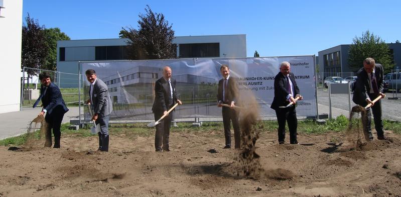 Gemeinsamer Spatenstich zum Baubeginn in Zittau (v.l.n.r.): Prof. Scholz (IWU), OB Zenker, Prof. Drossel (IWU), Ministerpräsident Kretschmer, Prof. Neugebauer (Fraunhofer-Präsident), Ralf Liebscher (Lakowa) 