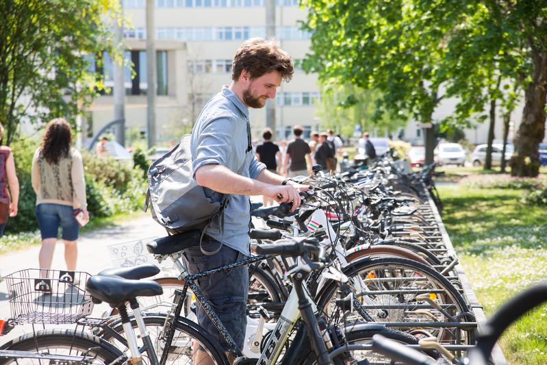 Immer mehr Menschen in Deutschland möchten künftig mehr tägliche Fahrten mit dem Fahrrad erledigen.