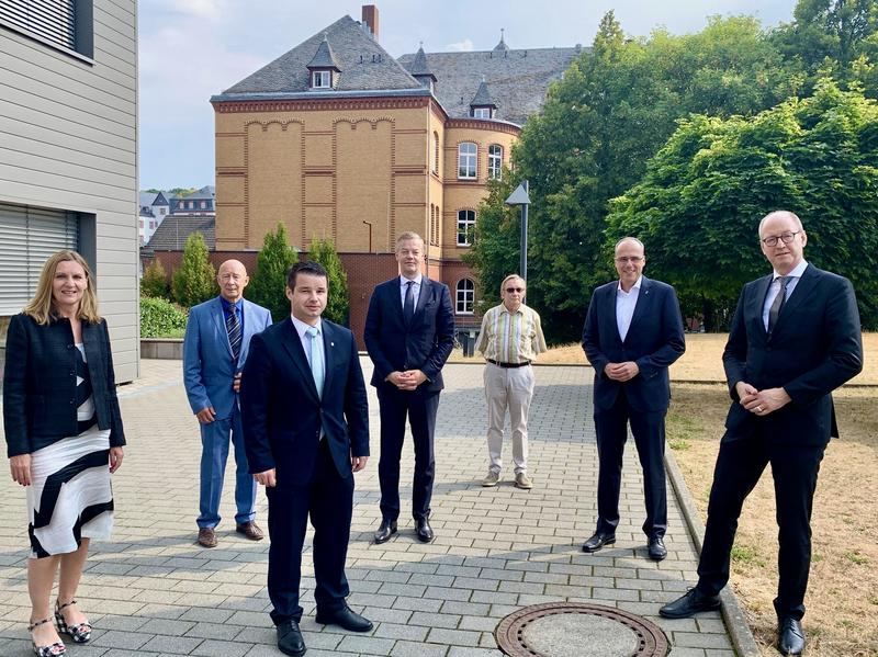 Staatsminister Peter Beuth (2.v.r.), MdL Andreas Hofmeister (3.v.l.) trafen sich zu Gesprächen mit Prof. Dr. Ekkehart Baumgartner (r.),  Prof. Dr. Leo Gros (3.v.r.), Kai Metzner (Mitte), Prof. Dr. Thomas Knepper (2.v.l.), und Prof. Dr. Lilia Waehlert