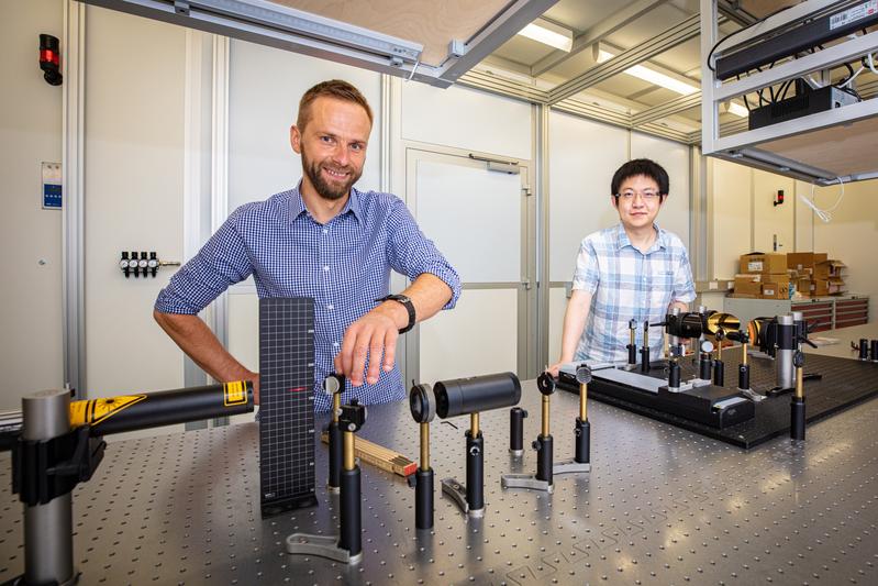 Prof. Dr. Dmitry Turchinovich (links) und sein Doktorand Wentao Zhang haben sich mit der Messung ultraschneller Terahertz-Strahlung befasst.