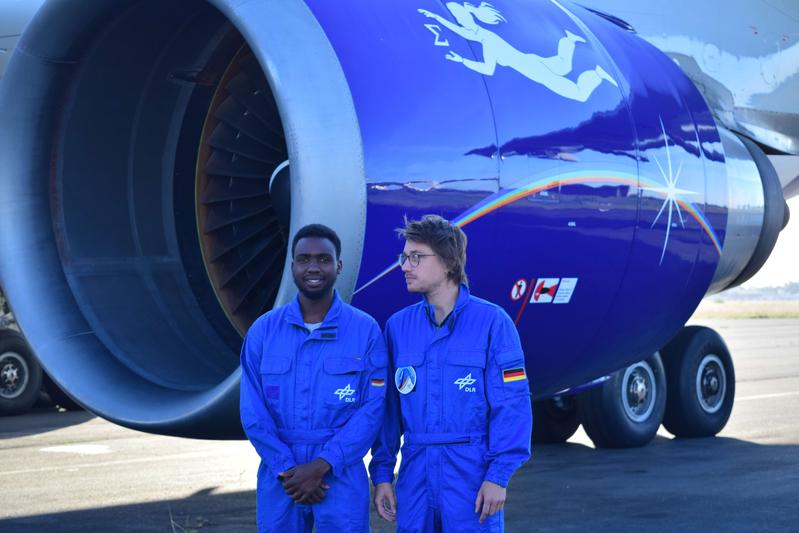 BTU-Wissenschaftler vor dem Flugzeug.