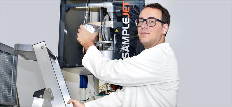 Dr. Alexander Funk vom Institut für Klinische Chemie und Laboratoriumsmedizin (IKL) der Hochschulmedizin Dresden arbeitet am neuen NMR-Gerät. Es liefert Wissenschaftlern einen Überblick über die in einer Probe enthaltenen Stoffwechselprodukte.