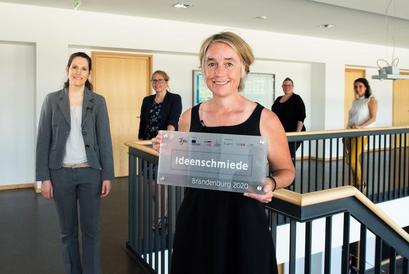 Übergabe der Auszeichnung "Ideenschmiede" an die amtierende Präsidentin der BTU Cottbus–Senftenberg Prof. Dr. Christiane Hipp.