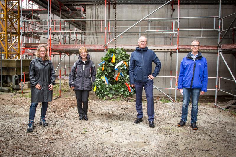 Jana Wenz, Projektleitung Architekturbüro ksg, Dr. Claudia Schilling, Senatorin für Wissenschaft und Häfen, Prof. Dr.-Ing Bernd Scholz-Reiter, Rektor der Universität Bremen, Prof. Dr. Michael W. Friedrich, Nutzervertreter (v.l.)