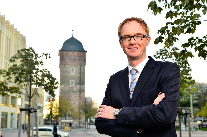 Auf den Spuren der mittelalterlichen Geschichte: Prof. Dr. Martin Clauss am "Roten Turm" von Chemnitz, der als ältestes Bauwerk der Stadt gilt und zu ihrer Befestigungsanlage gehörte. 