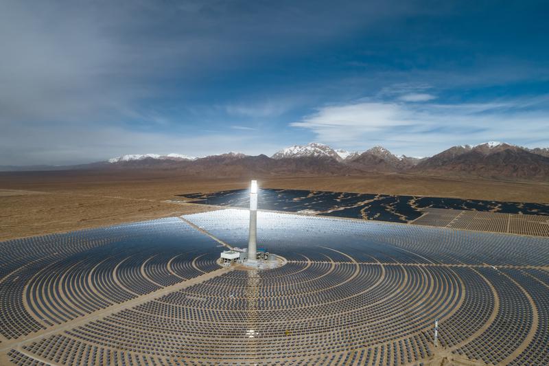 In Turmkraftwerken konzentrieren Tausende von Spiegeln die Solarstrahlung in einem Receiver. 