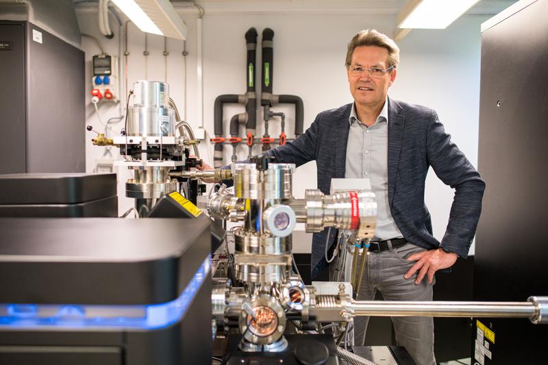 Professor Frank Mücklich im Labor für Atomsonden-Tomographie