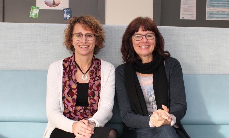 Auf dem Archivbild von Anfang 2019 sind hier Angela Rocholl (links) und Dr. Ute Lange, hsg-Professorin für Hebammenwissenschaft, zu sehen.