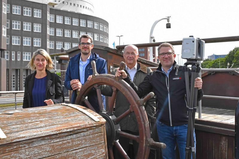 Prof. Dr. Sunhild Kleingärtner, Geschäftsführende Direktorin des DSM, Dr. Lars Kröger, Projektleiter Museumshafen am DSM, Landeskonservator Prof. Dr. Georg Skalecki, Landesamt für Denkmalpflege, Volker Platen, Geschäftsführer des Unternehmens denkmal3D