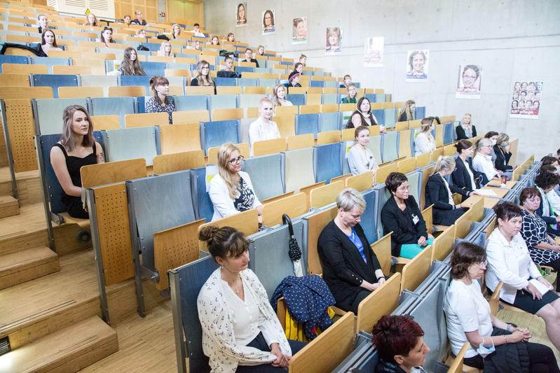 Impressionen von der Zeugnisausgabe, die  aufgrund des Infektionsschutzes in drei aufeinanderfolgenden Veranstaltungen im Hörsaal des Kinder-Frauenzentrums stattfanden.