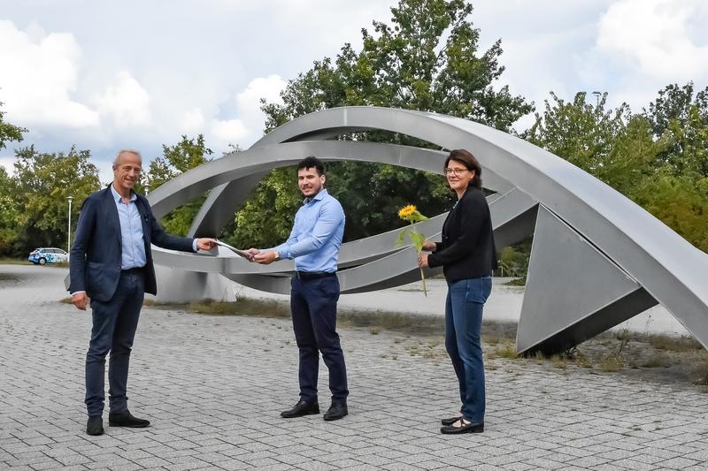 Von links: Studiengangsleiter Prof. Jo Ruoff, Hussam Alshawakh und Pia Dekorsy, Koordinatorin internationale Studierende vom International Office der Hochschule Koblenz.