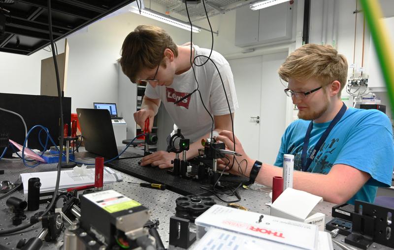 Studenten bei einem Workshop in der "Lichtwerkstatt" im "Abbe Center of Photonics" (ACP) der Universität Jena. 