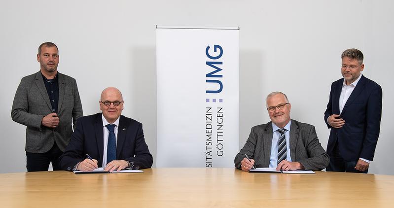 Unterzeichnung des LOI: Prof. Dr. Wolfgang Brück (links), Prof. Dieter Beckmann (rechts), Prof. Dr. Volker Ellenrieder, Direktor des UniversitätsKrebszentrums UMG (hinten links), Prof. Dr. Philipp Ströbel, Direktor Institut für Pathologie (hinten rechts)