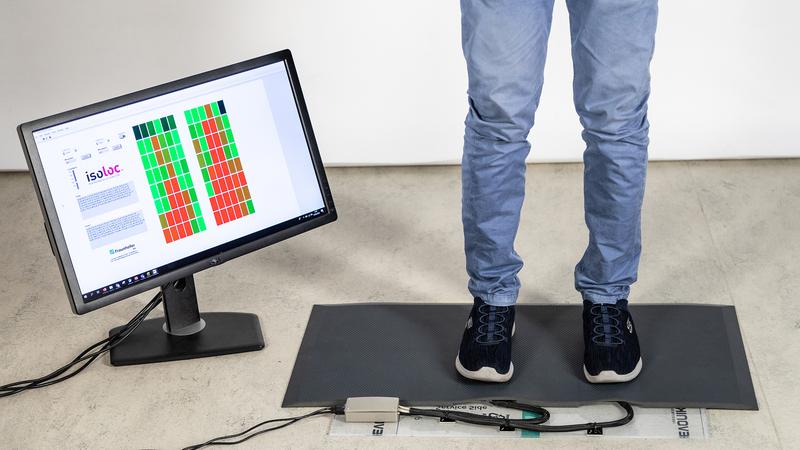 Jedes der farbigen Felder auf dem Bildschirm steht für einen bestimmten Sensor in der Matte. Echtzeitnah wird angezeigt, wie stark welche Bereiche der Füße gerade belastet werden. Rot steht für hohen, gelb für mittleren und grün für geringen Druck.