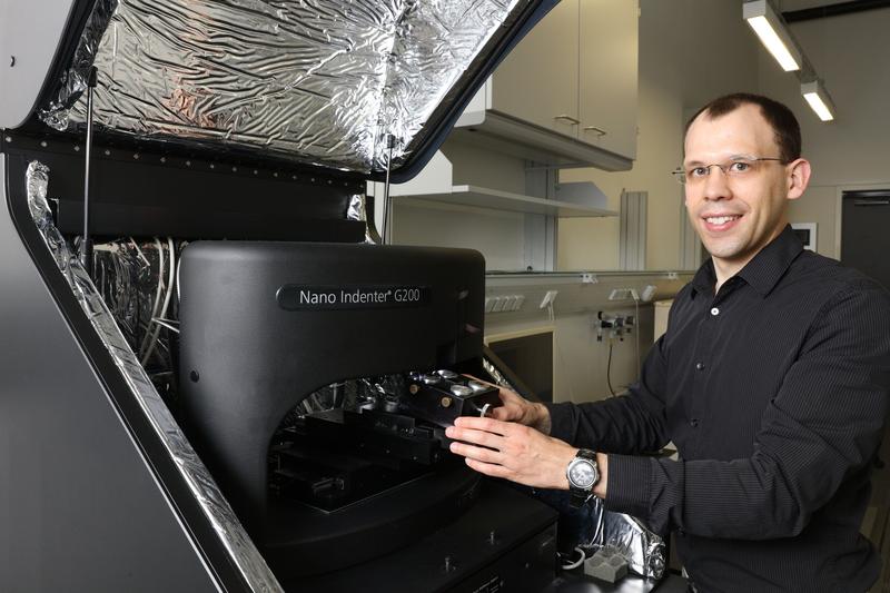 PD Dr. Benoit Merle, Lehrstuhl für Werkstoffwissenschaften I (Allgemeine Werkstoffeigenschaften) an der FAU. 