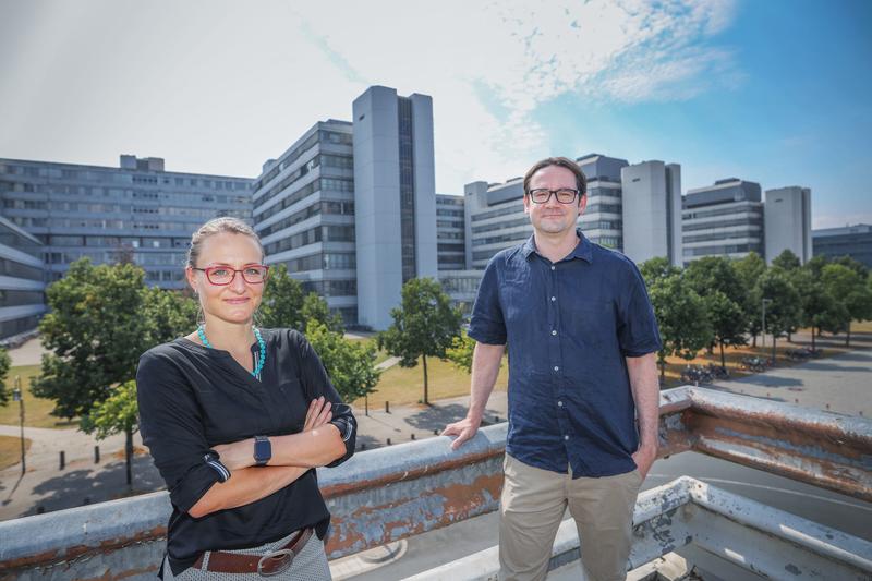 Sie erhalten den ERC Starting Grant und gehören damit zu Europas besten Nachwuchswissenschaftler*innen: die Mathematikerin Prof’in Dr. Martina Hofmanová und der Biologe Dr. Toni Goßmann.  Foto: Universität Bielefeld/S. Jonek