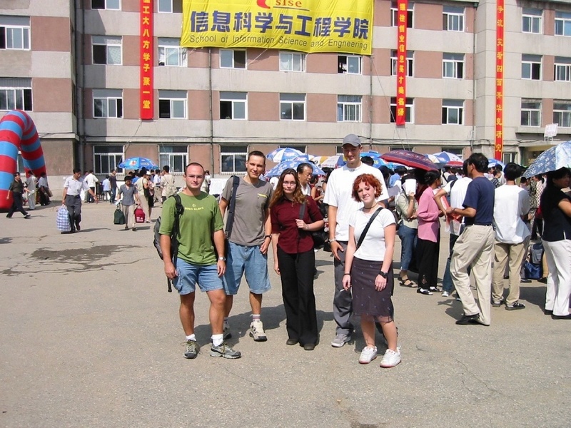 Fünf Studierende der FH Aalen vor der Uni S.U.T. in Shen Yang