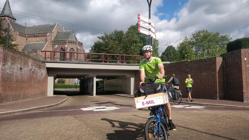 Lastenradfahrer auf niederländischem Radschnellwegenetz 