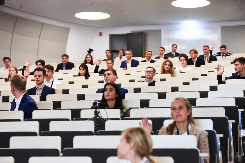 Studierende der KLU im großen Hörsaal während der Willkommenswoche vor Semesterstart.