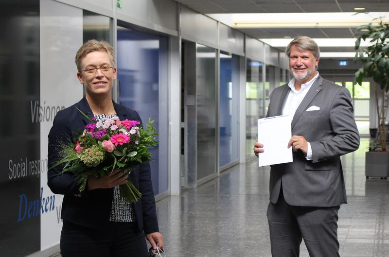 Prof. Dr. Frank Albe gratuliert Prof. Dr. Heike Heidemeier zur Ernennung.  