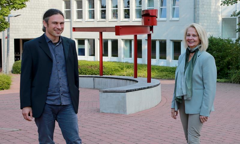 Der neue Senatsvorsitzende Prof. Robert Gaschler mit FernUni-Rektorin Prof. Ada Pellert 