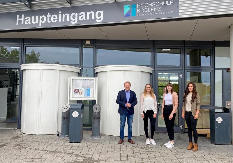 Foto von links: Prof. Dr. Oliver Baedorf, Anna Römer, Louisa Dünschmann, Katharina Zwanenburg.