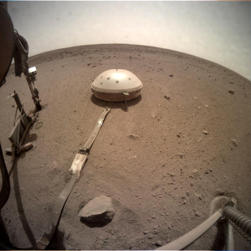 Seismometer auf dem Mars: Verdunkelt der Mond Phobos die Sonne, kippt das Seismometer kaum messbar zur Seite und registriert so den Transit des Mondes vor der Sonne.