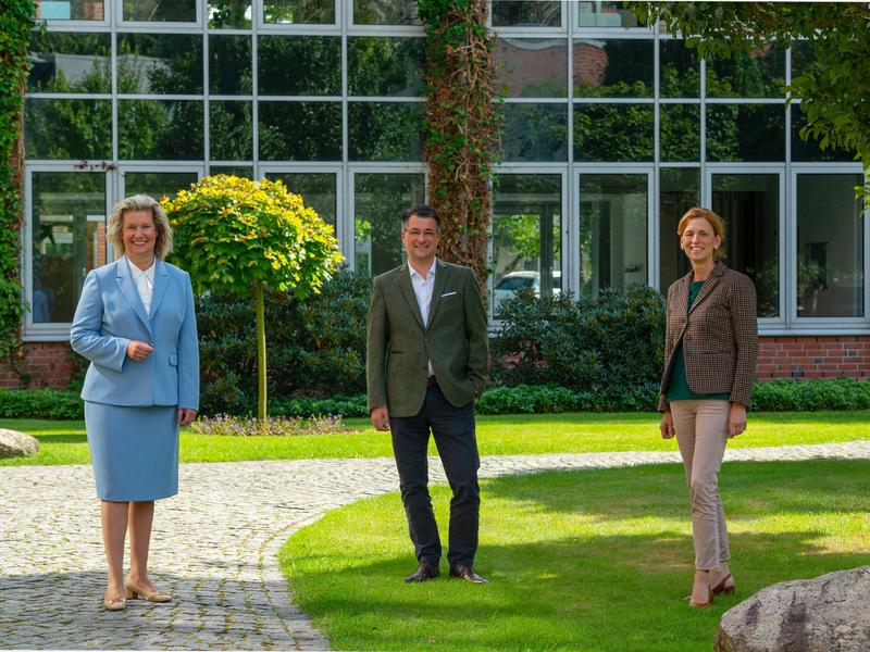 Univ.-Prof. Dr. Kerstin Fink, Präsidentin der NORDAKADEMIE, und Vorstand Christoph Fülscher begrüßten Karin Prien, Ministerin für Bildung, Wissenschaft und Kultur des Landes Schleswig-Holstein auf dem Elmshorner Campus der NORDAKADEMIE (v.l.n.r.)