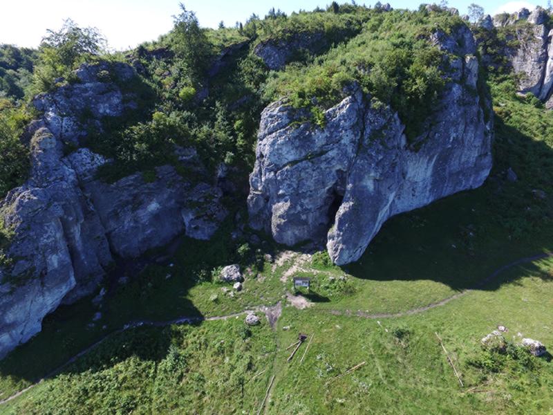 Luftaufnahme der Stajnia-Höhle.