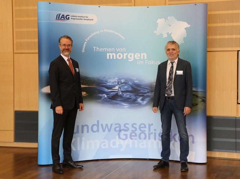 Dr. Berend Lindner, State Secretary of the Lower Saxony Ministry for Economic Affairs, Labour, Transport and Digitalisation and Prof. Dr. Manfred Frechen, Acting Director LIAG.
