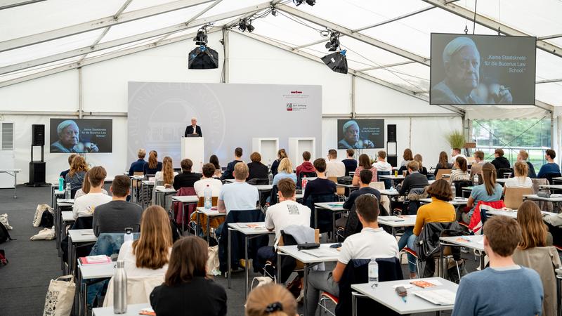 Blick ins Messezelt während der Begrüßung des neuen LL.B.-Jahrgangs