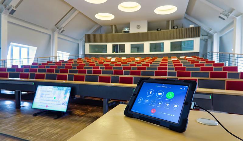Blick in den Heinz-Nixdorf-Hörsaal mit Technik für hybriden Lehrbetrieb