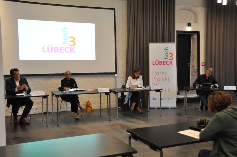 „Lübeck hoch 3“, v.l.: Rico Gubler (MHL), Prof. Dr. Gabriele Gillessen-Kaesbach (UzL), Dr. Muriel Kim Helbig (THL) und Stiftungsvorstand Max Schön