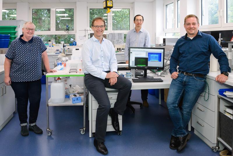 Prof. Wolfgang Linke (2nd from left) with his team in the lab (from left: Marion von Frieling-Salewsky, Yong Li, Andreas Unger)