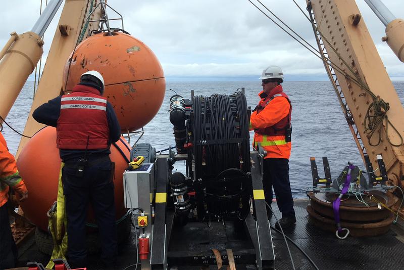 Auf der John P. Tully bereitet ein Team von Ocean Networks Canada die Verankerung des Erkundungsexperiments STRAW im Cascadia Becken im Pazifischen Ozean vor (Sommer 2018) vor.