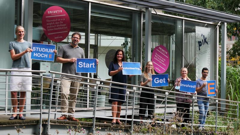 Projektstart mit Adham Abdou (r.), Vertreter*innen von UNIAKTIV sowie Ehrenamt Agentur Essen und Prof. Dr. Barbara Buchenau (l.). 