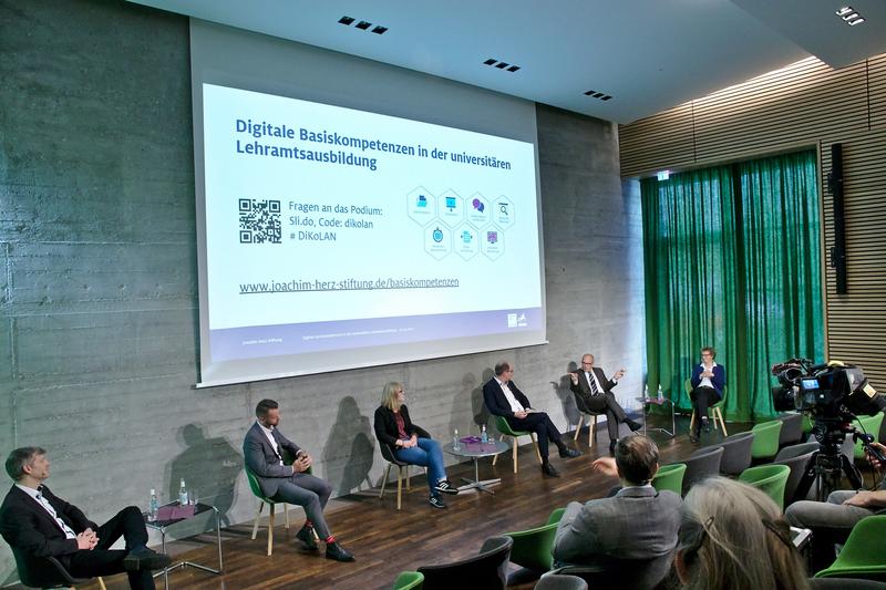 Die Vorstellung der Publikation erfolgte am 7. September in Hamburg. (v.l.n.r.) Prof. Christoph Thyssen, Jacob Chammon, Anna-Celina Gundlach, Dr. Jörg Maxton-Küchenmeister, Ties Rabe, Prof. Ilka Parchmann. (Foto: Joachim Herz Stiftung)