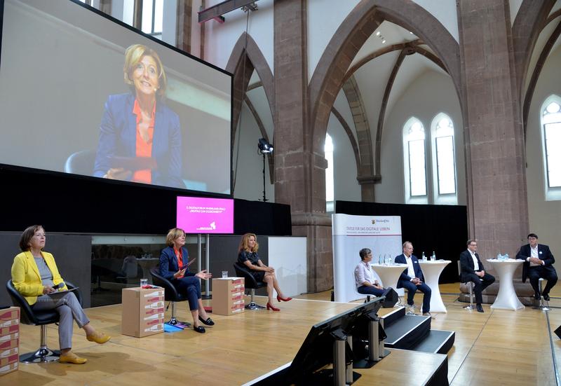 Ministerpräsidentin Malu Dreyer und Staatssekretärin für Digitales Heike Raab im Gespräch mit Teilnehmern und Gästen 