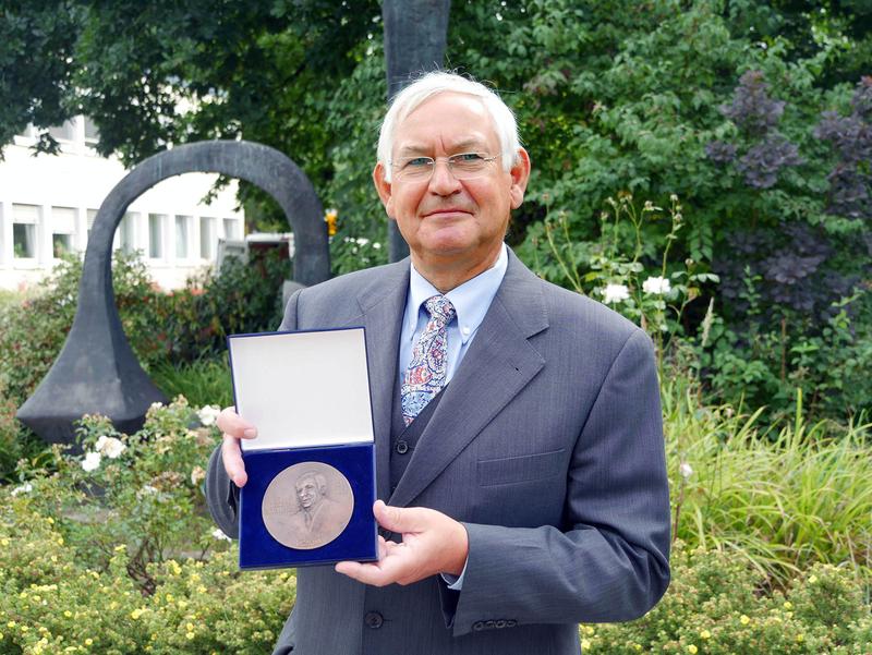 Matthias Jäger mit der Joseph-Rutenfranz-Medaille 2020. 