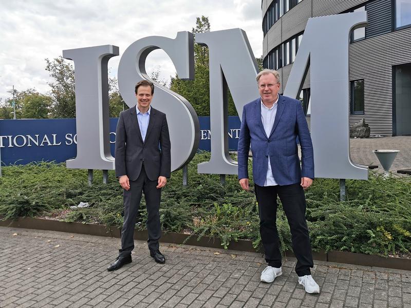 Prof. Dr. Ingo Böckenholt (r.) und Steffen Bolz (l.) machen das Thema Unternehmensnachfolge zum gemeinsamen Projekt.