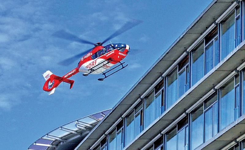 Der am Dresdner Flughafen stationierte Hubschrauber der Deutschen Rettungsflugwacht (DRF) fliegt regelmäßig Patienten zur Notfallbehandlung ins Dresdner Uniklinikum. Der Landeplatz befindet sich auf dem Dach von Haus 59. 