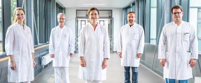 Dr. Nora Möhn, Professor Dr. Ralf Gutzmer, Professorin Dr. Imke Satzger, Professor Dr. Thomas Skripuletz und PD Dr. Philipp Ivanyi (von links).